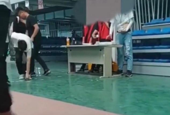 昆山世碩扔員工證件暴露丑陋企業(yè)文化 昆山世碩扔員工證件暴露丑陋企業(yè)文化