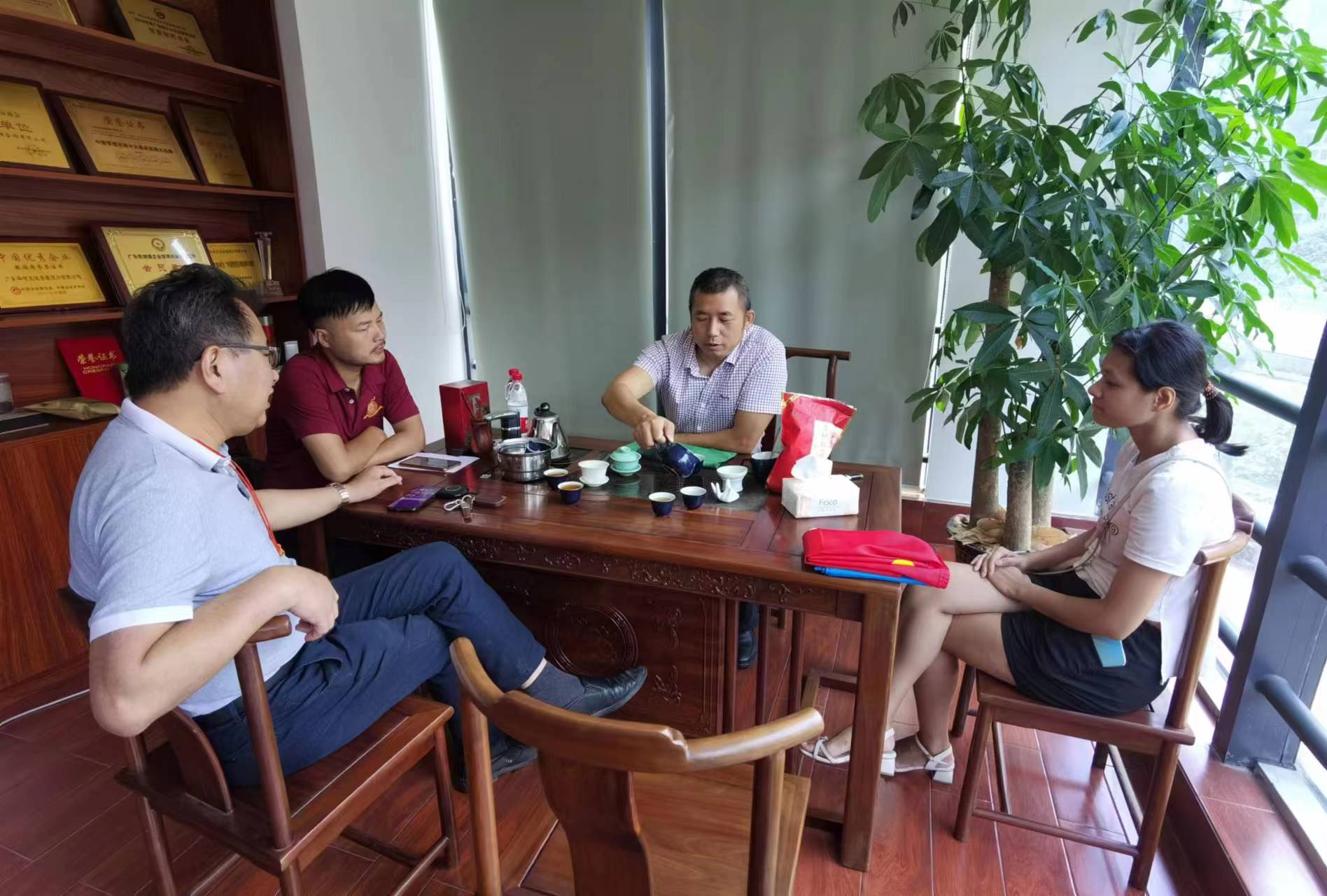 湖北蘄春商會秘書長一行蒞臨我司進(jìn)行工作指導(dǎo)和慰問 湖北蘄春商會秘書長一行蒞臨我司進(jìn)行工作指導(dǎo)和慰問